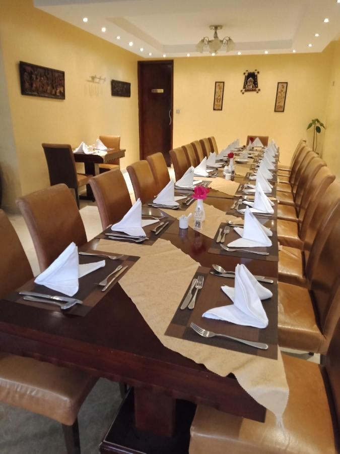 Falcon Heights Hotel ナニュキ エクステリア 写真